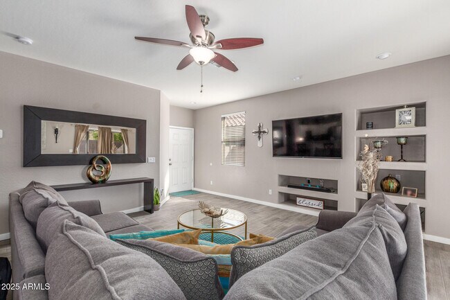 Building Photo - 12910 W Glenrosa Dr