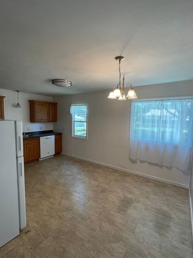 Building Photo - Great Location, Clean 2 bedroom