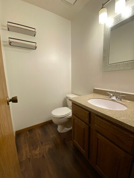 Master 1/2 Bathroom - 3133 Wildbriar Ln