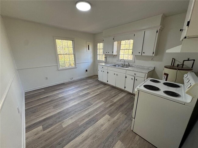 Building Photo - 1728 Tew Dr