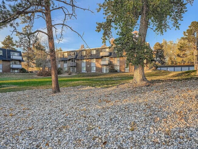 Building Photo - Welcome Home to this cozy condo in Highline Meadows!