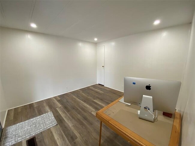 Building Photo - 5514 Lagoon Dr