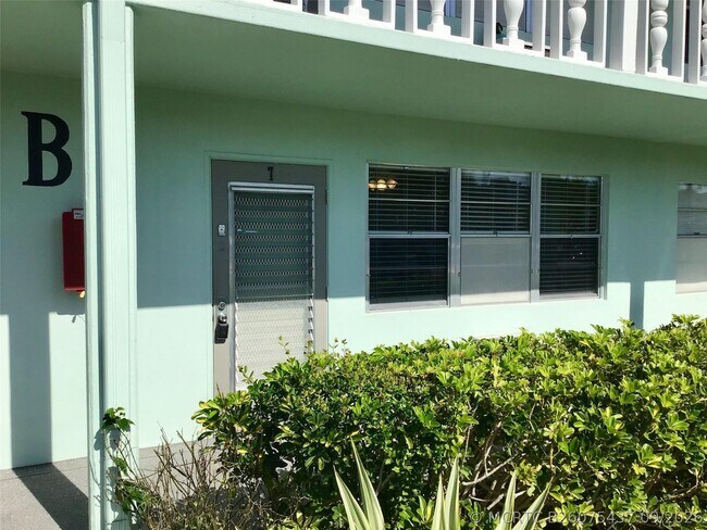 Building Photo - 7 Oakridge E