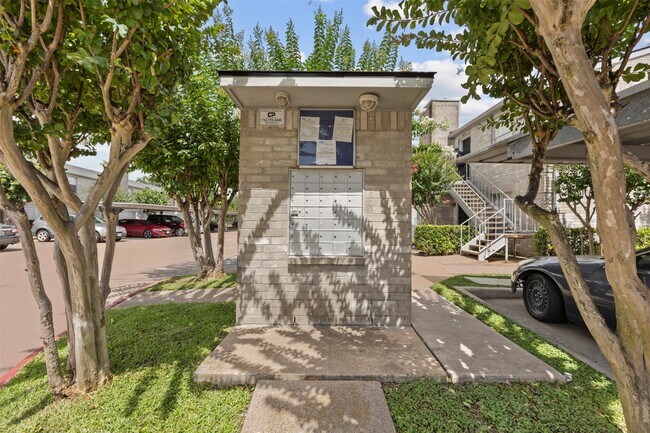 Building Photo - 10673 Braes Bend Dr