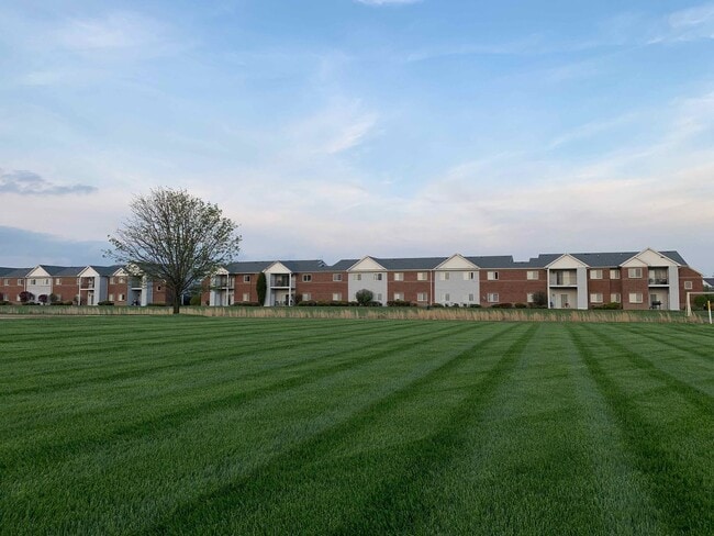 Building Photo - **2 bedroom 2 bath $1199/mo***Evansville, IN*** Pet Friendly**Vaulted Ceilings