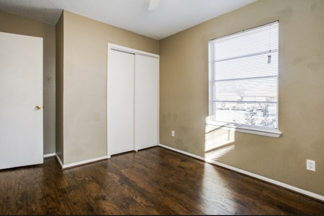 Building Photo - 830 E Linda Dr