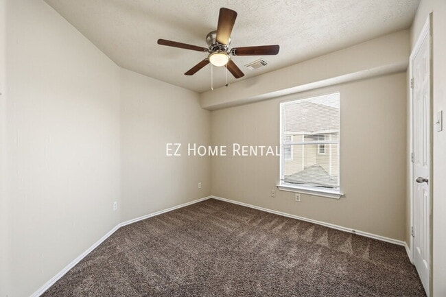 Building Photo - 14322 Mooreview Ln