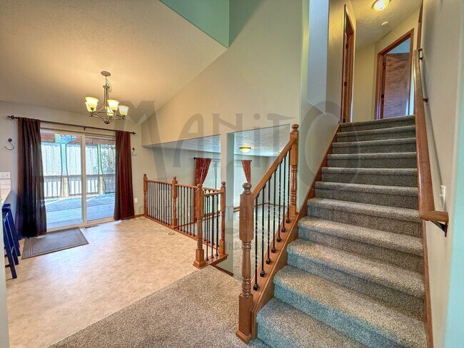 Building Photo - Spacious Eagle Ridge Home