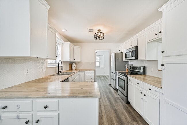 Building Photo - 212 E Castle Harbour Dr