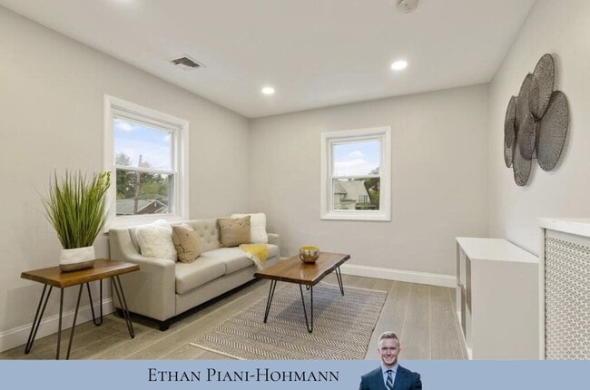 Building Photo - 7 Cozy St