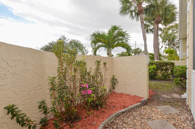 Building Photo - 1540 SE Royal Green Cir