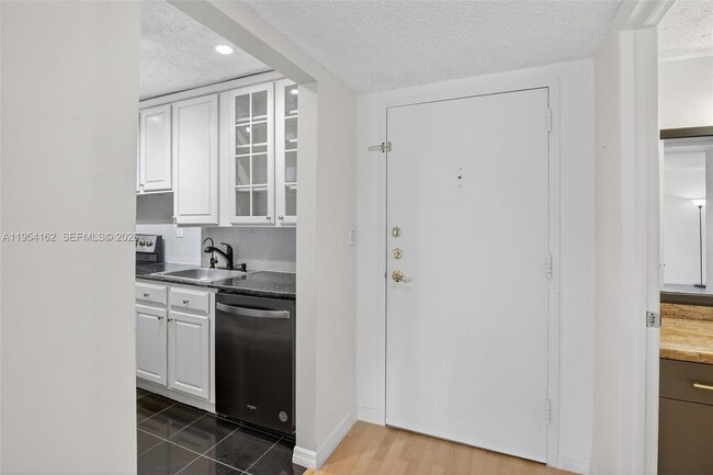 Building Photo - 200 Lakeview Dr