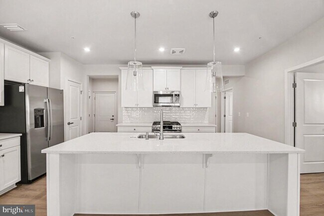 Building Photo - 1601 Potomac Shores Pkwy