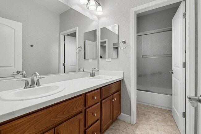 Building Photo - 568 Selby Lane