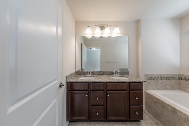 Building Photo - 121 Parkway Ct