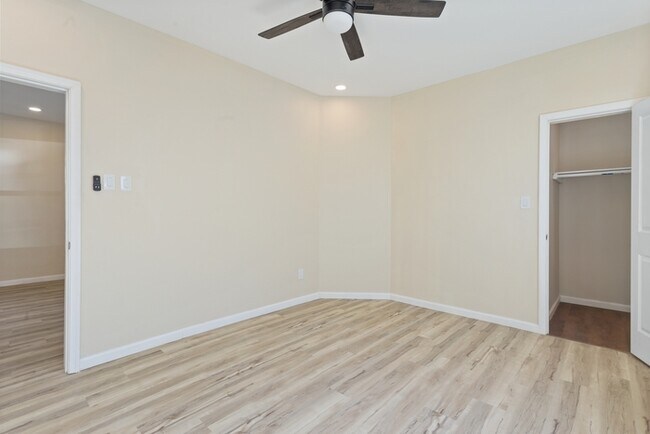 Building Photo - 5 Bedroom Single Family in Brunswick