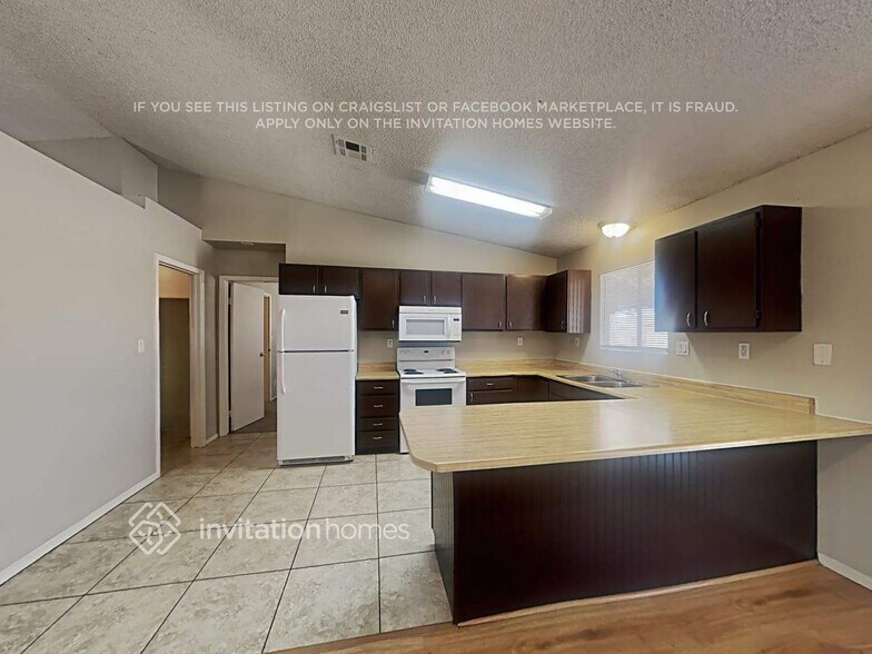 Building Photo - 10322 W Calle Del Oro