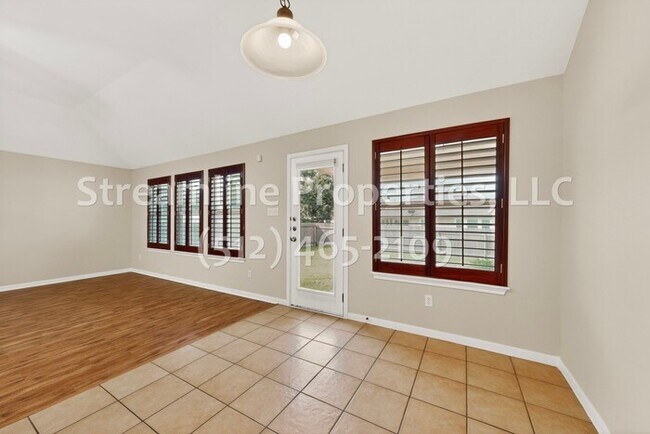 Building Photo - Spacious 4 Bedroom, 2 Bath - Open Layout!