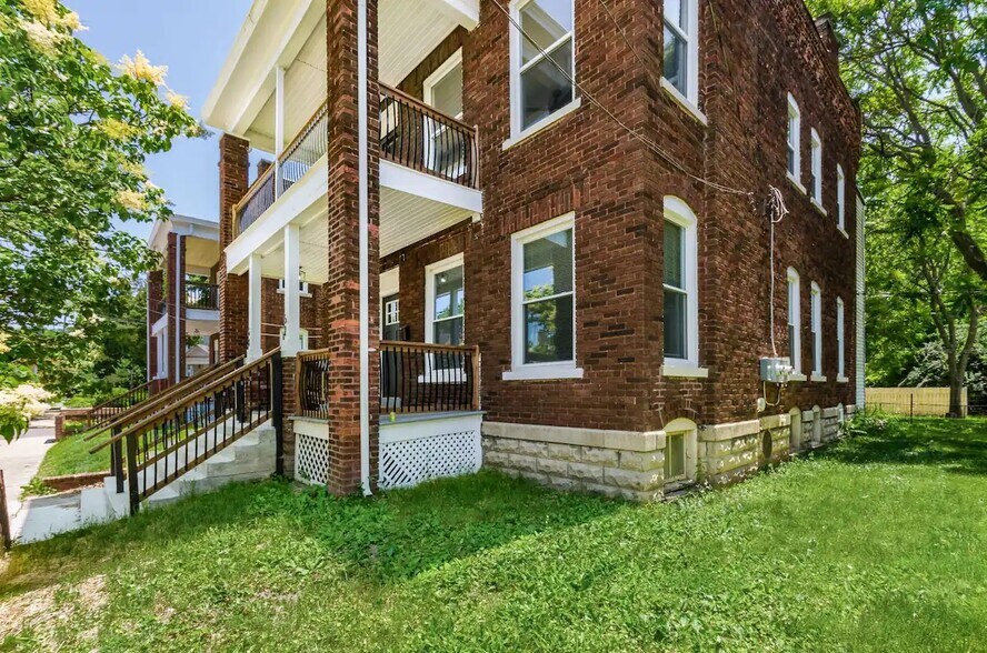Outside / Lawn - 63 E Moler St