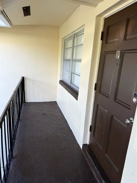 Building Photo - 3880 Woodside Dr