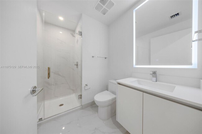 Building Photo - 700 NE 24th St