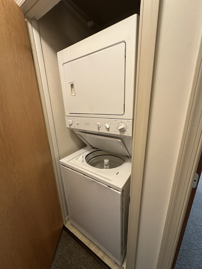 Building Photo - 1002 Hot Point Ave