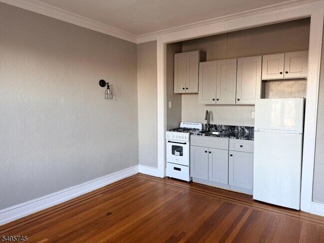 Building Photo - 17 Elwood Pl