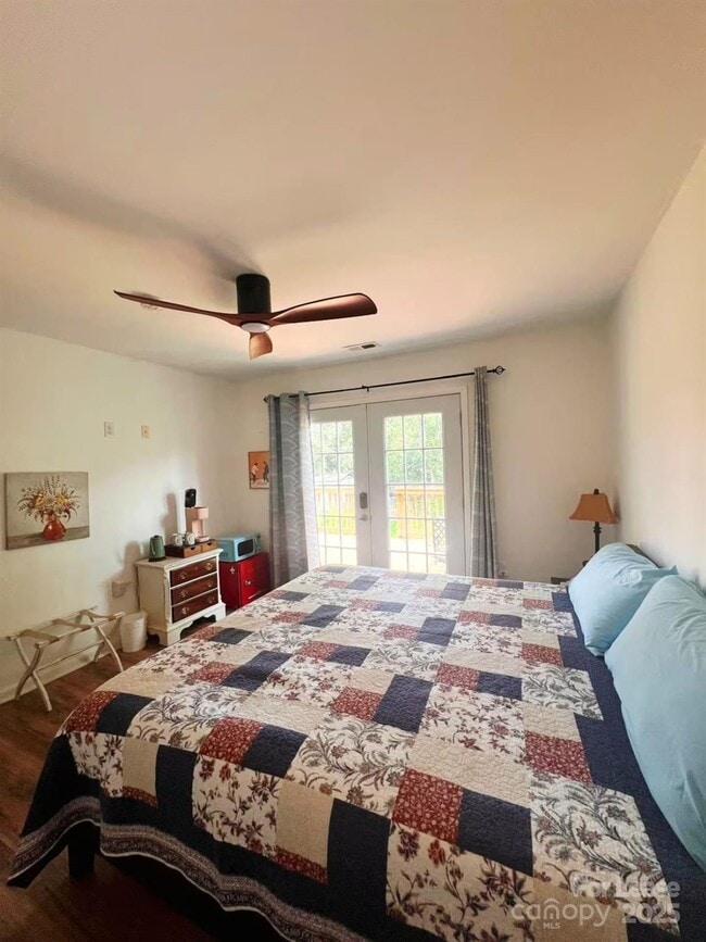 Building Photo - 817 E 17th St