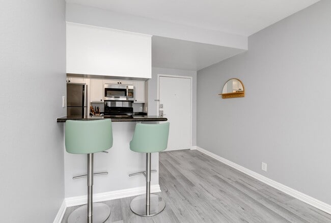 Building Photo - Modern 2 Bedroom 2 Bathroom Apartment Right Next to SDSU  -  WITH 2 PARKING SPOTS!!!