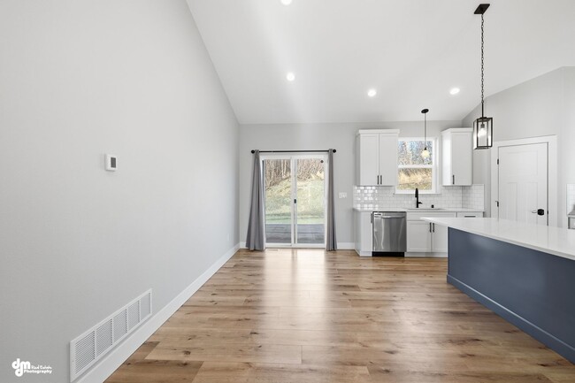 Building Photo - 4 Bedroom | 2.5 Bathroom | 2 Car Garage - Convenient Location!