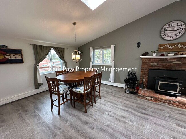 Building Photo - "Charming 3-Bedroom Retreat in Scenic Evergreen!