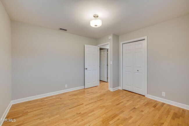 Building Photo - 336 W Ln St