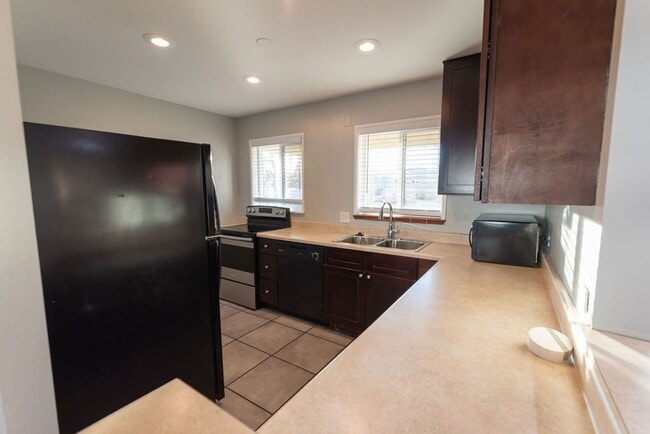 Building Photo - Move in now — $0 rent due until February 1st! - 3BR/2BA Single-Family Home Across from Sloan’s La...