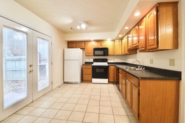 Building Photo - 2 Bedroom/2 Bath Townhouse near Stadium - ...