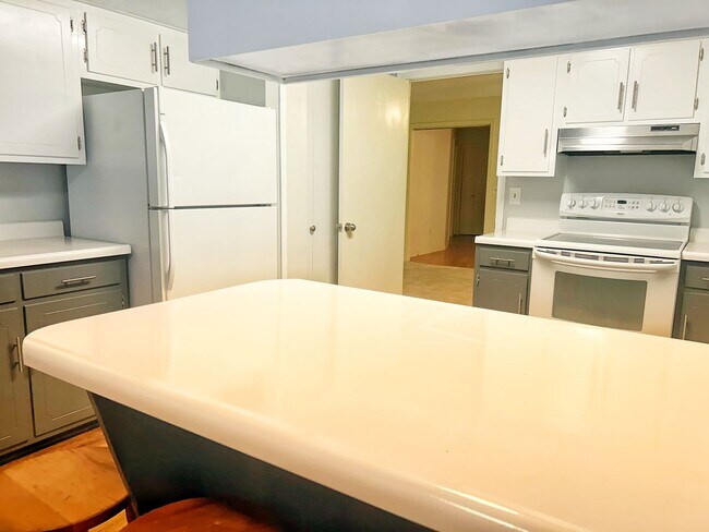 Building Photo - Five bedroom home on one acre of land loca...