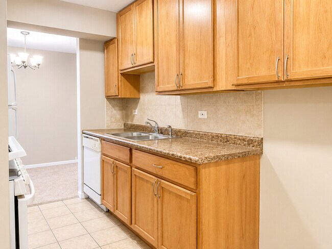 Building Photo - 8 Oak Creek Dr
