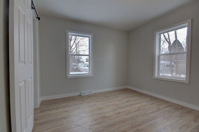 Building Photo - 2 BED 1 BATH HOUSE FOR RENT