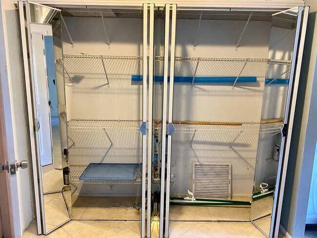 Building Photo - 1407 NE 56th St