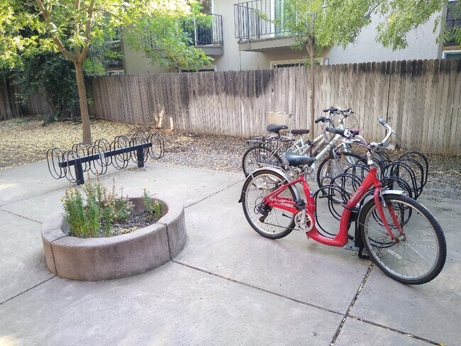 Building Photo - 835 H St