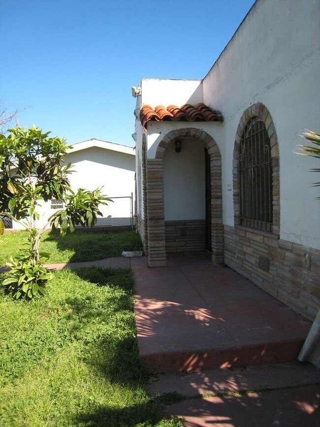 Building Photo - Duplex w/ yard and garage!