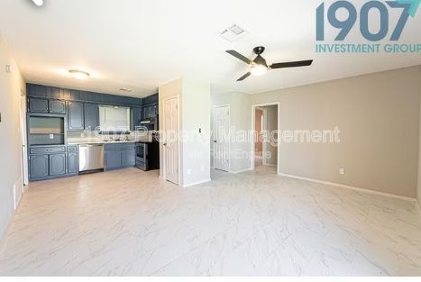 Building Photo - 1611 Pinewood Dr