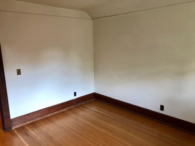 Building Photo - Queen Anne Home
