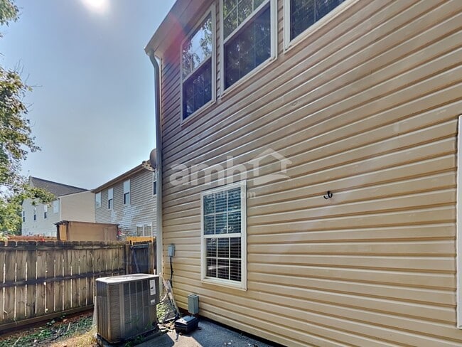 Building Photo - 307 Meadows Ln