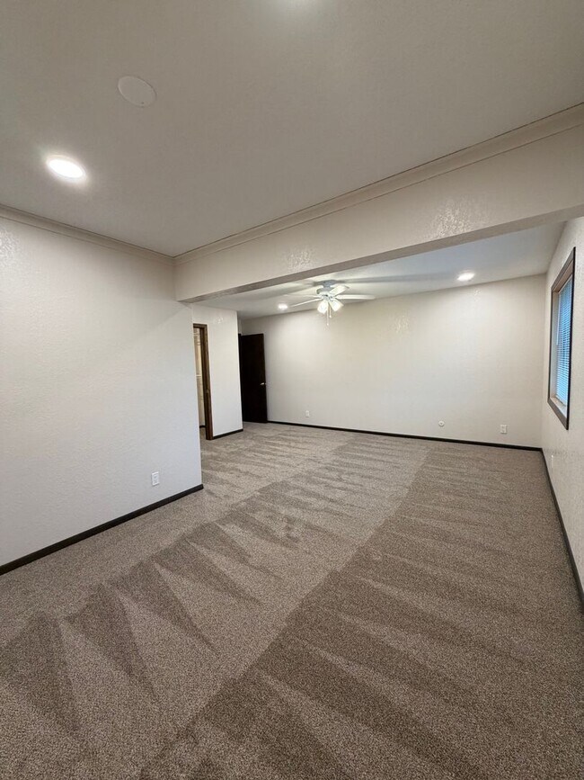 Building Photo - 1260 Larpenteur Ave W