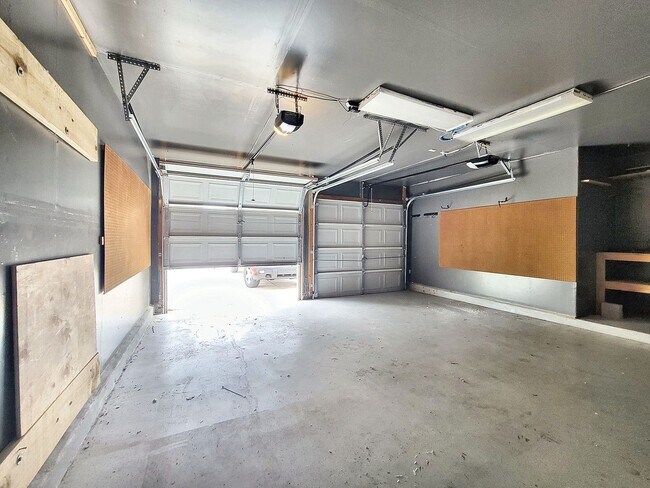 Building Photo - Inviting 3BR/2.5BA with Spacious Bedrooms & Great Outdoor Space