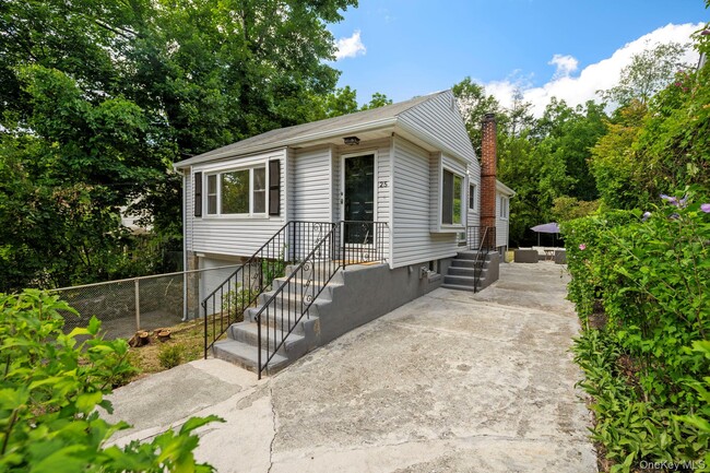 Building Photo - 25 Maple Ave