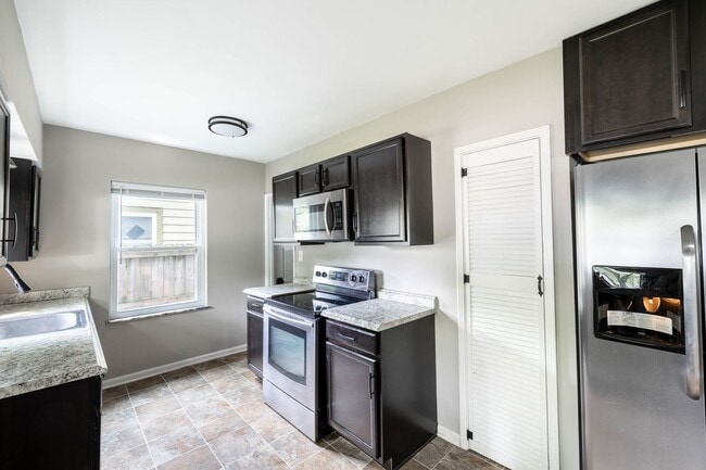 Building Photo - 3 Bed 2 Full Bath Available now at 52nd and Primrose!