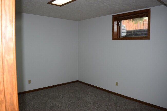 Building Photo - 2210 Skyline Dr
