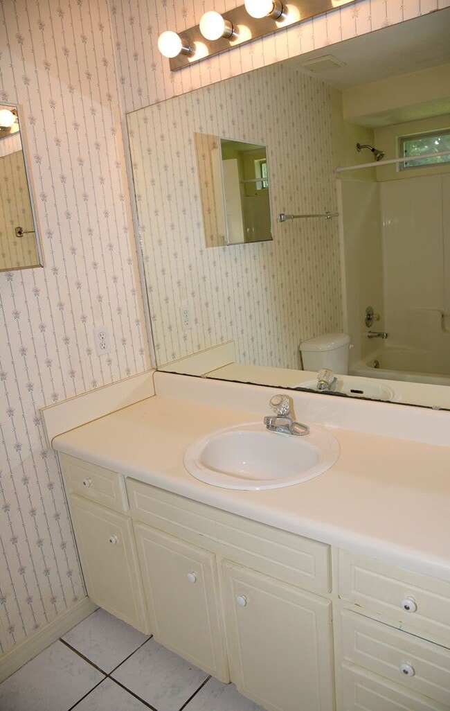 Building Photo - Central 3 Bedroom in Niceville!