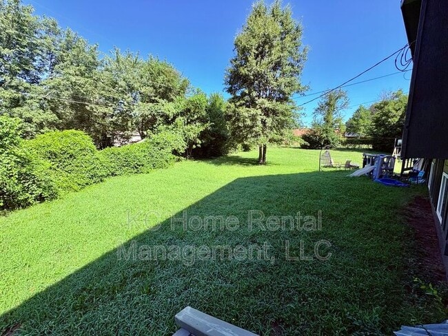 Building Photo - 513 N Troost St